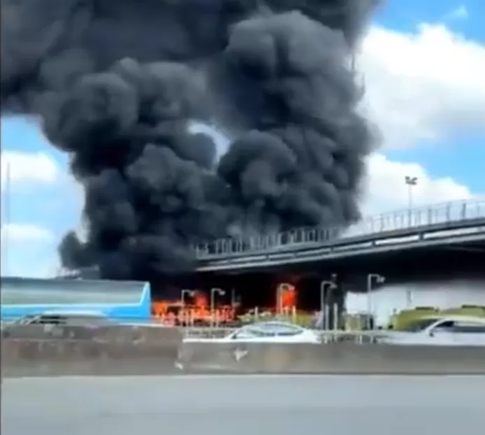 Des supporters de l’OL et du PSG s’affrontent à un péage d’autoroute avant la finale de la Coupe: deux bus en feu, une trentaine de blessés